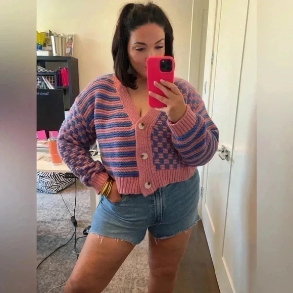 BUTTERMELON Checkered & Striped Cropped Oversized Vneck Sweater - Picture 5 of 9